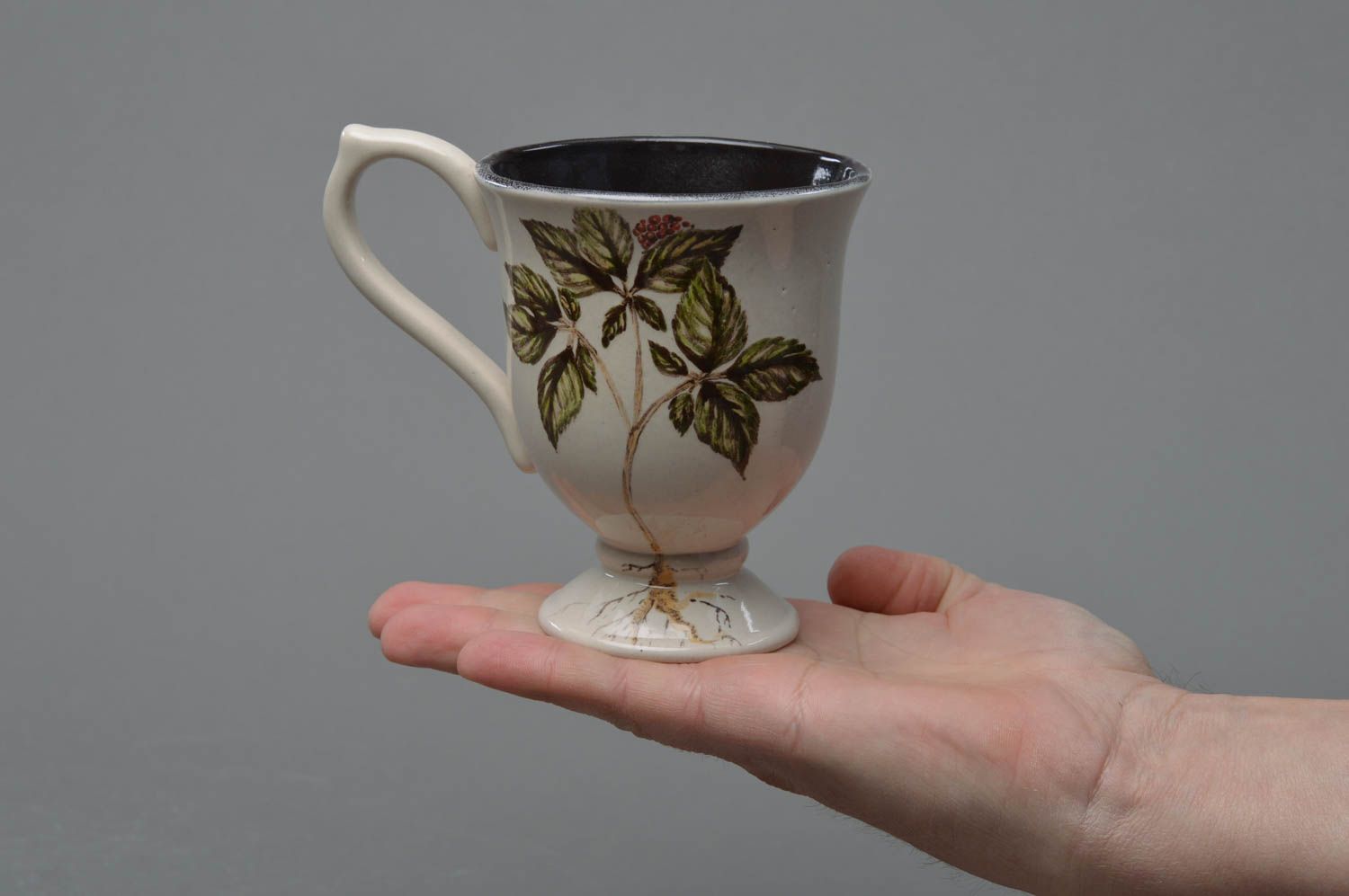 Kleine weiße bemalte handgemachte Tasse aus Porzellan mit Blumen und Glasur foto 4