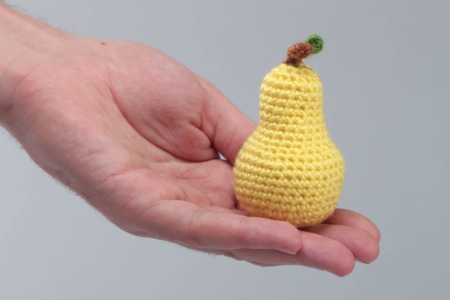 Gelbes handgemachtes Spielzeug gehäkelt aus Acrylfasern für Kinder und Dekor foto 5