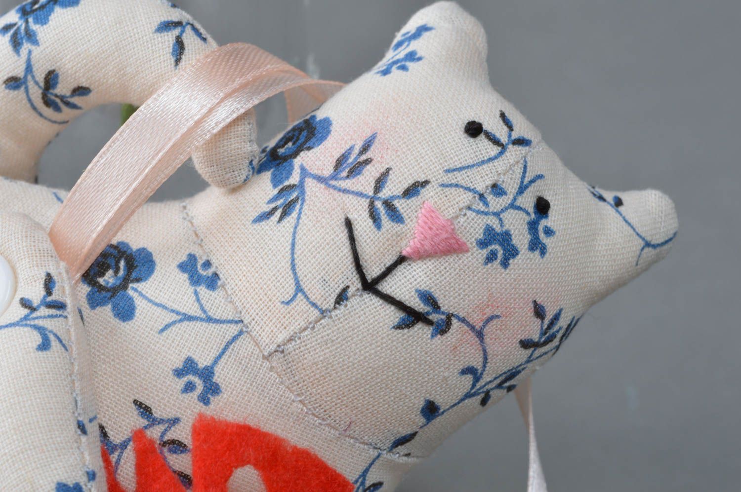 Kleiner handmade Anhänger für Interieur Deko Katze aus Baumwolle  foto 3
