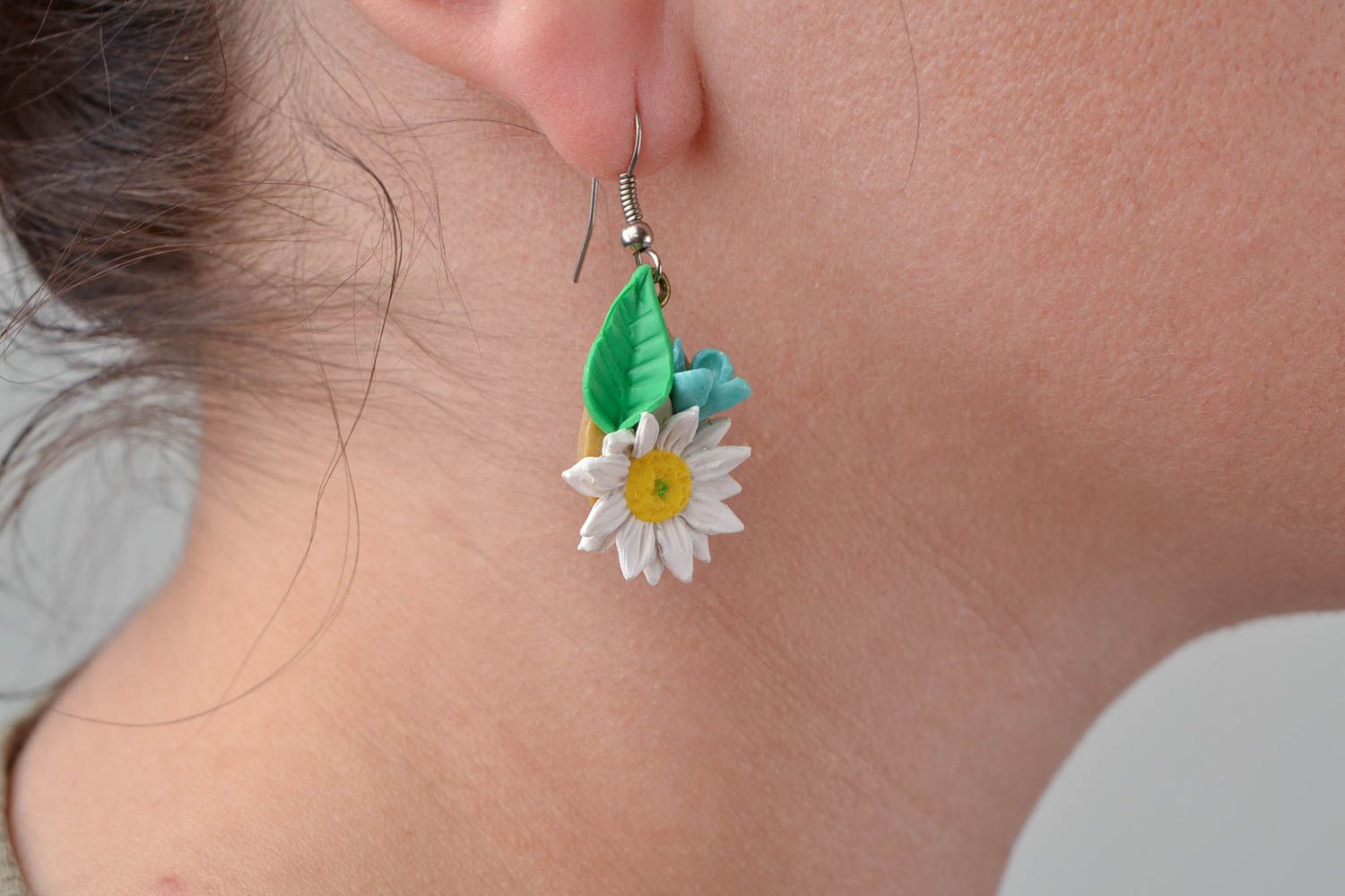 Gehänge Ohrringe aus Polymerton mit Blumen schöne Kamillen handgeschaffen grell foto 2