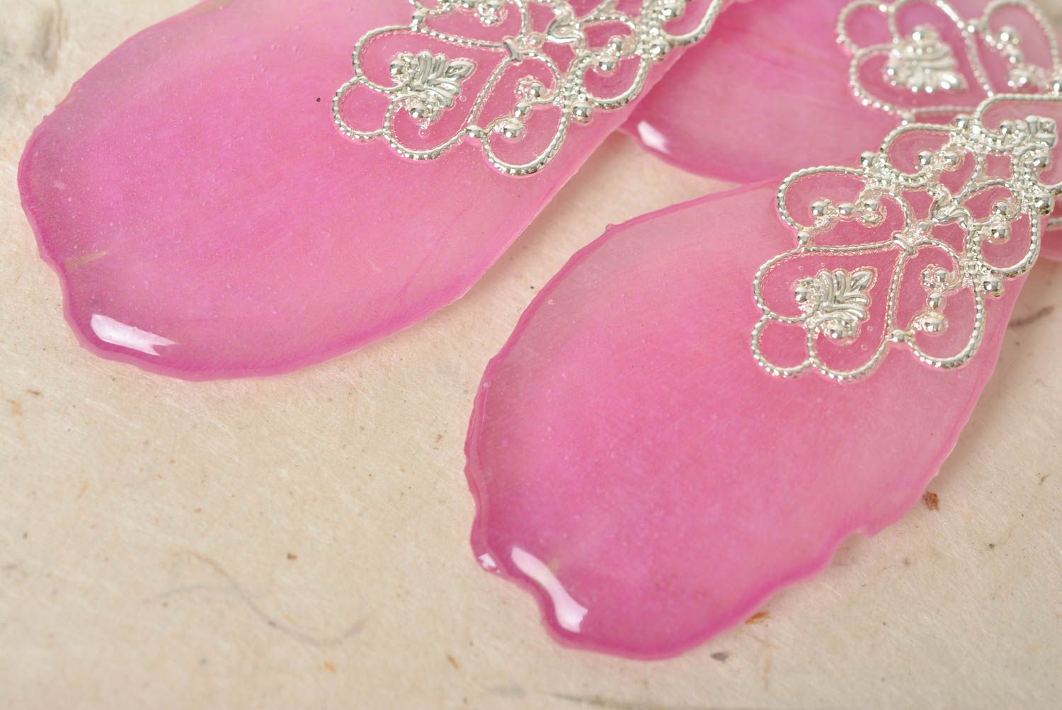 Set of handmade jewelry with flower petals in epoxy resin earrings and pendant photo 3