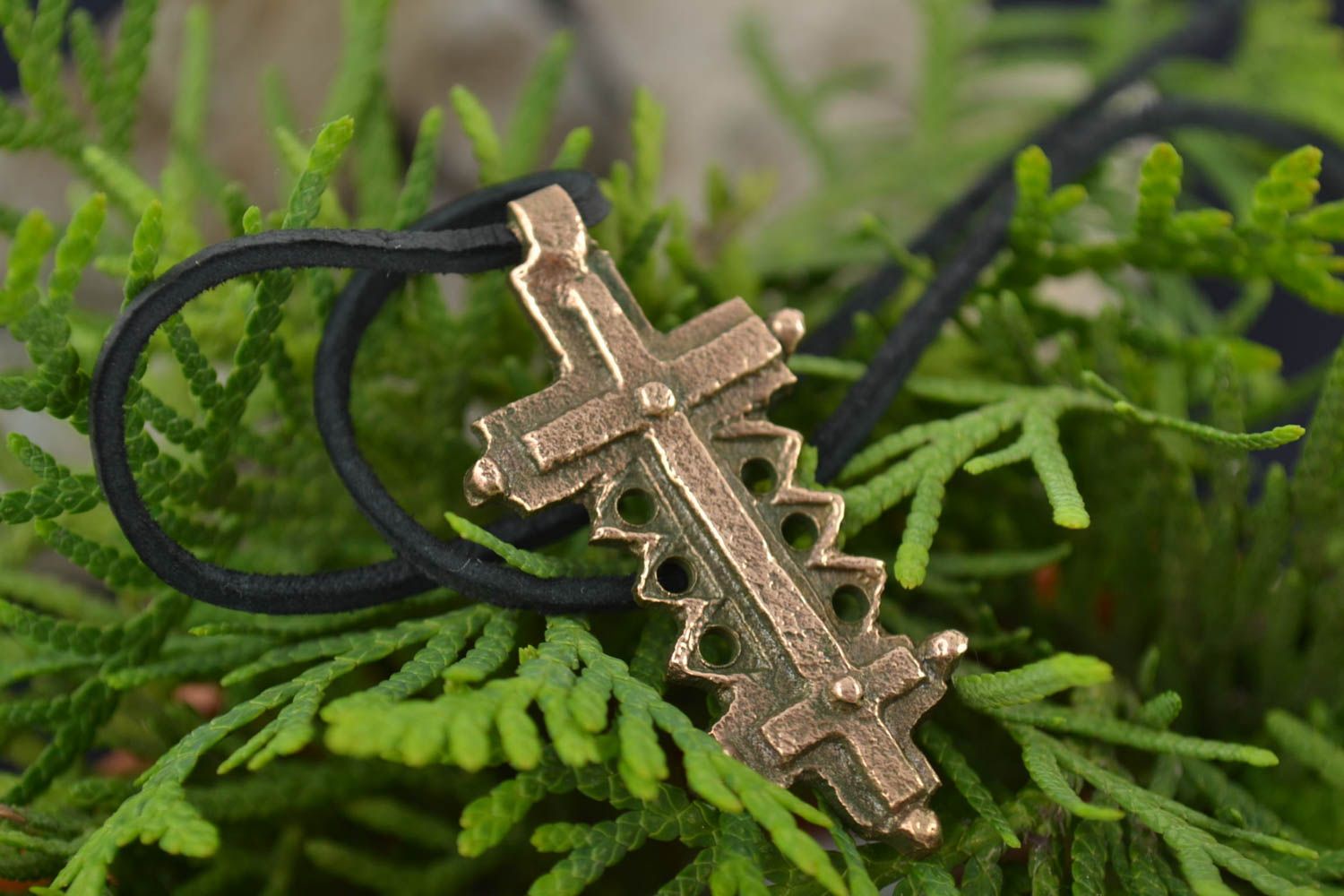 Exklusives kleines Kreuz aus Bronze an schwarzer Schnur künstlerische Handarbeit foto 1