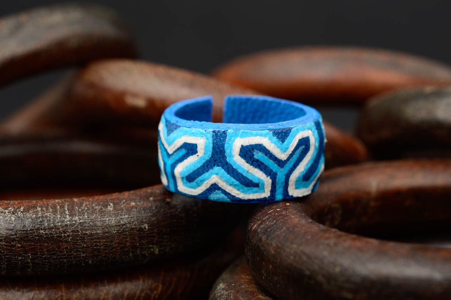 Кольцо ручной работы кожаный аксессуар голубой оригинальное кольцо с росписью фото 1