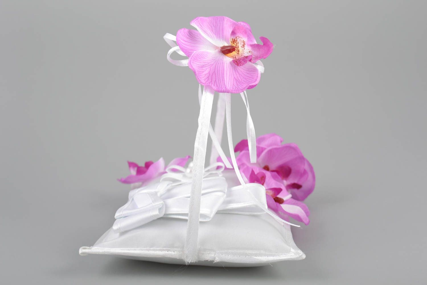 Оригинальная подушечка для колец с ручкой и цветами орхидеями ручной работы фото 4