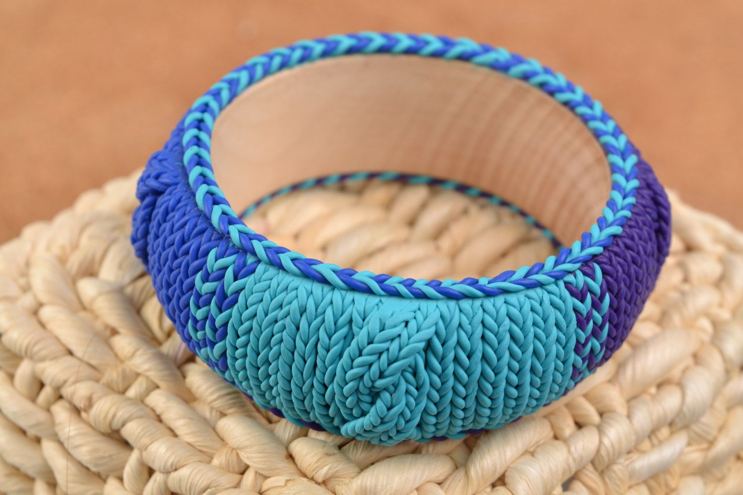 Handmade blau lila breites Armband aus Polymerton auf Holzbasis für Sommerlook foto 1