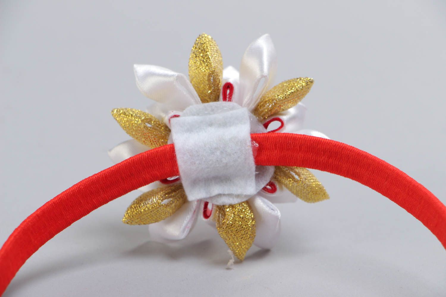 Повязка на голову с цветком детская канзаши из атласных лент тонкая хэнд мэйд фото 4