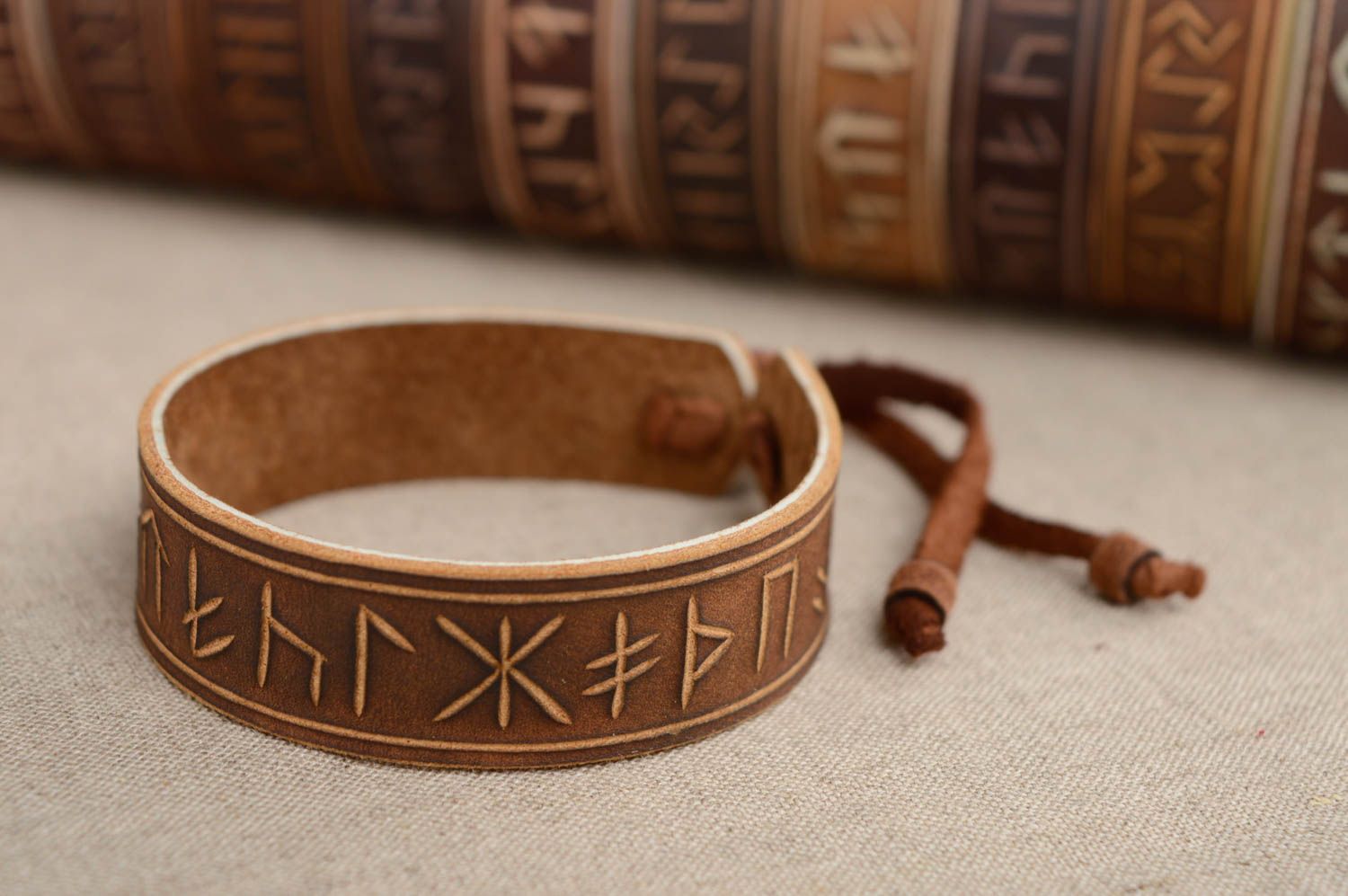 Bracelet en cuir naturel fait main avec runes marron de style ethnique  photo 2