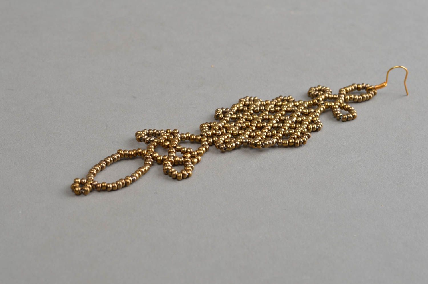 Бисерная серьга длинная ажурная бронзового оттенка плетеная ручной работы фото 2