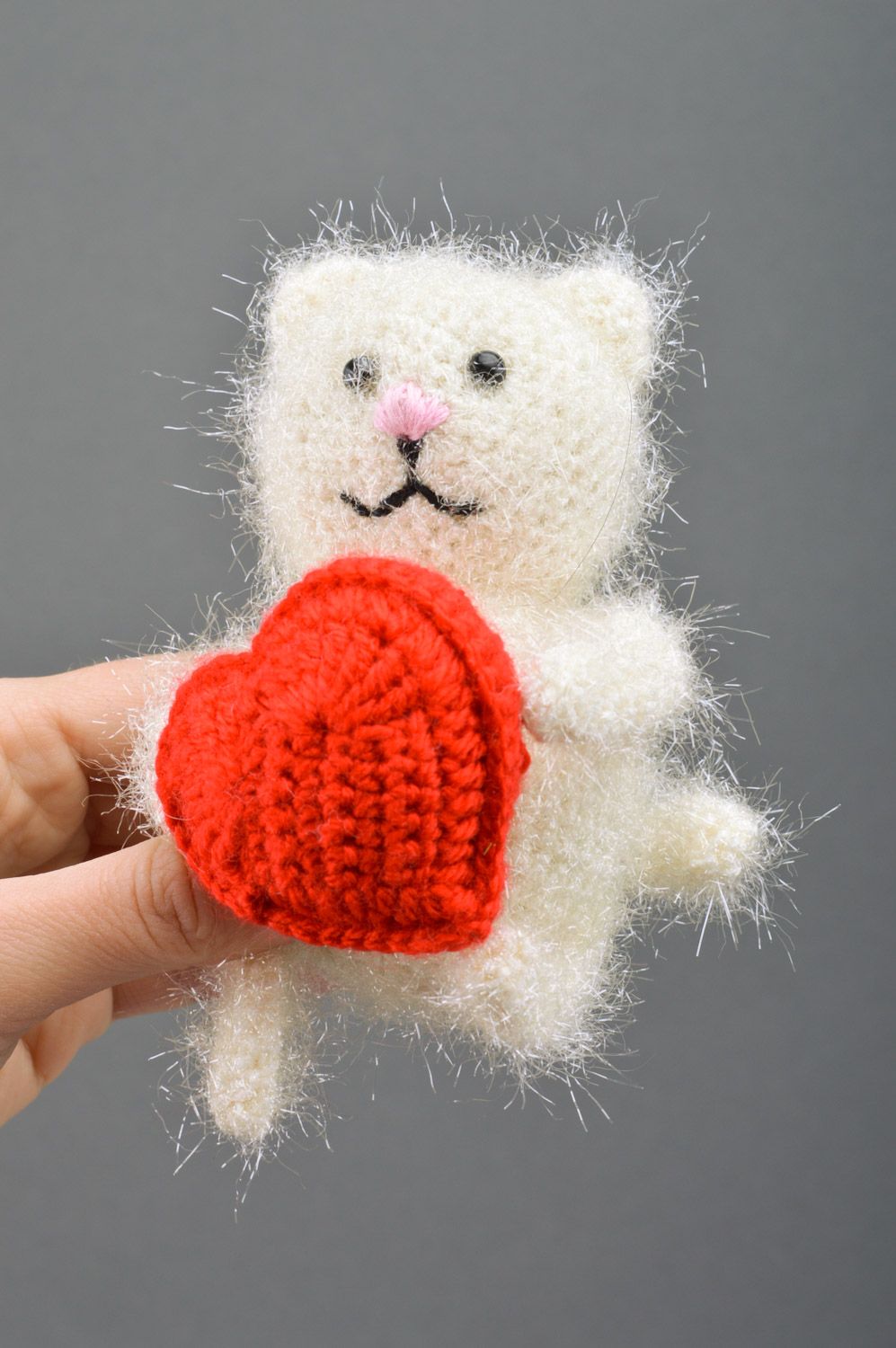 Мягкая вязаная игрушка в виде белого кота с сердцем ручной работы детям от трех лет фото 3