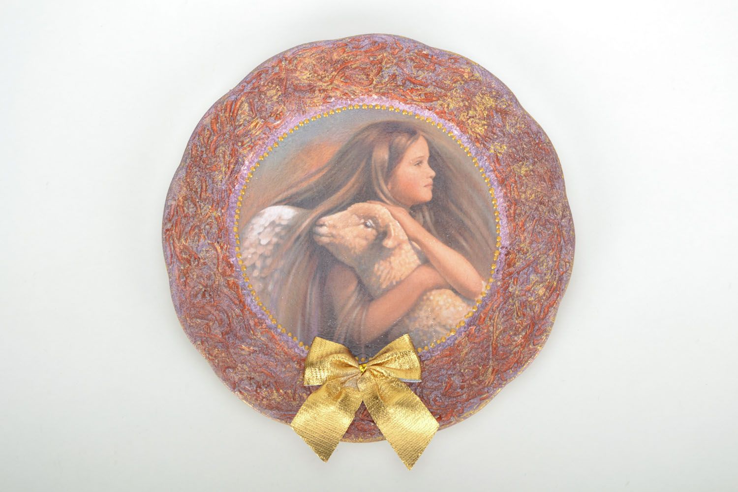 Декоративная тарелка Девочка с овечкой фото 4