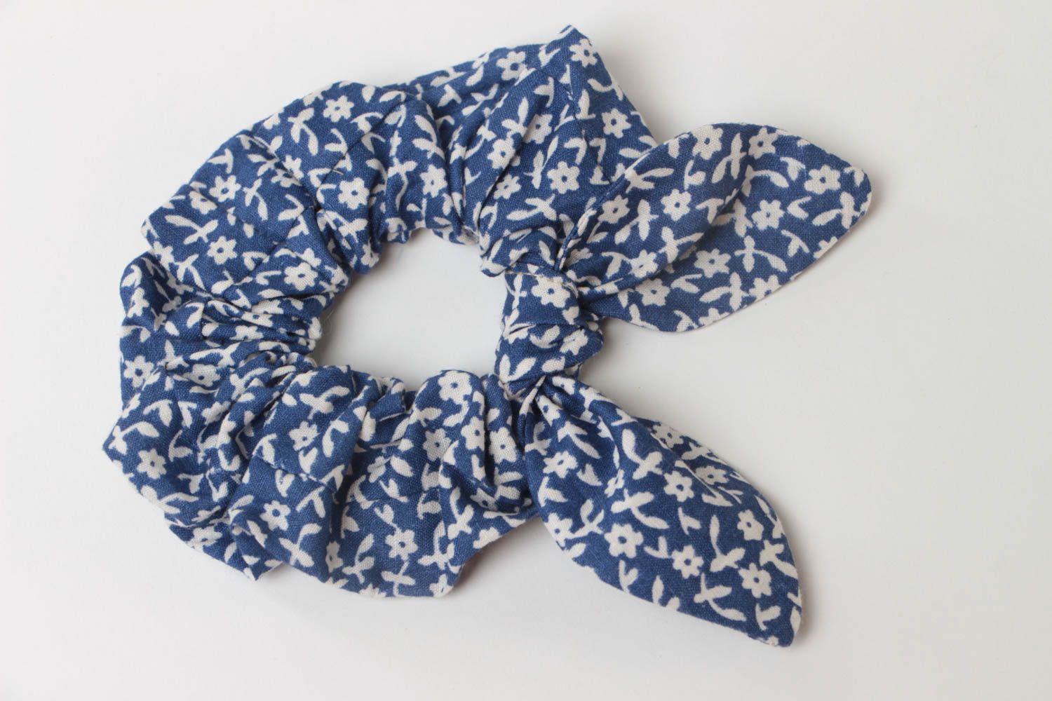 Blaues handgemachtes originelles Haargummi aus Baumwolle mit Blumenprint foto 2