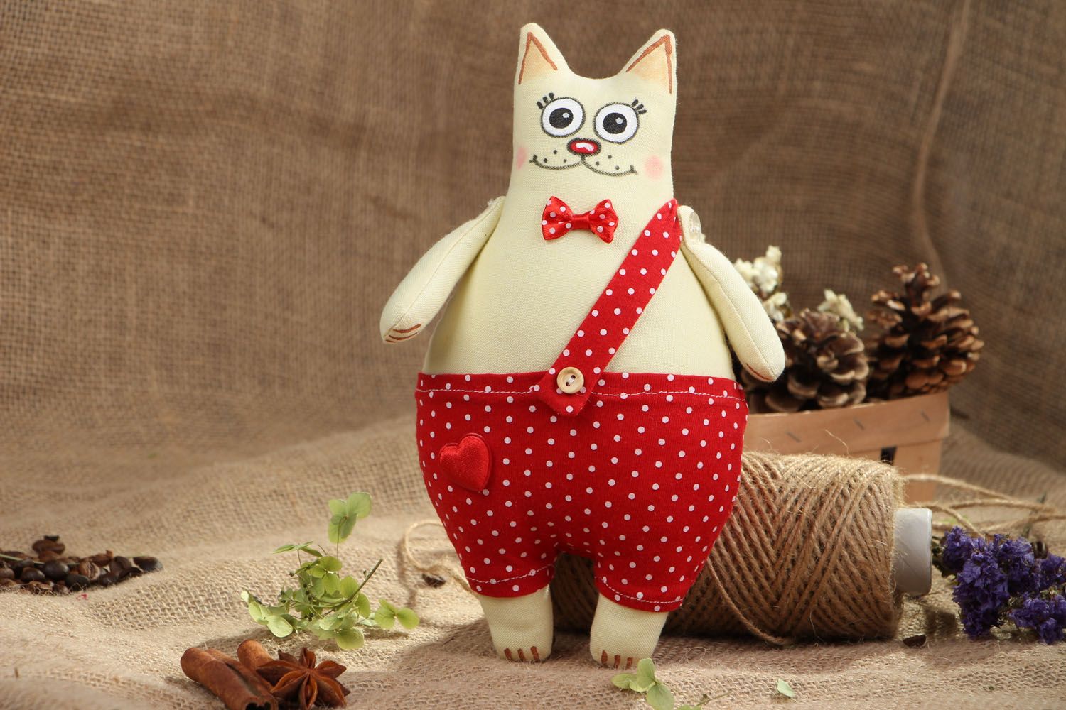 Brinquedo macio de tecido Gato em calças vermelhas foto 5