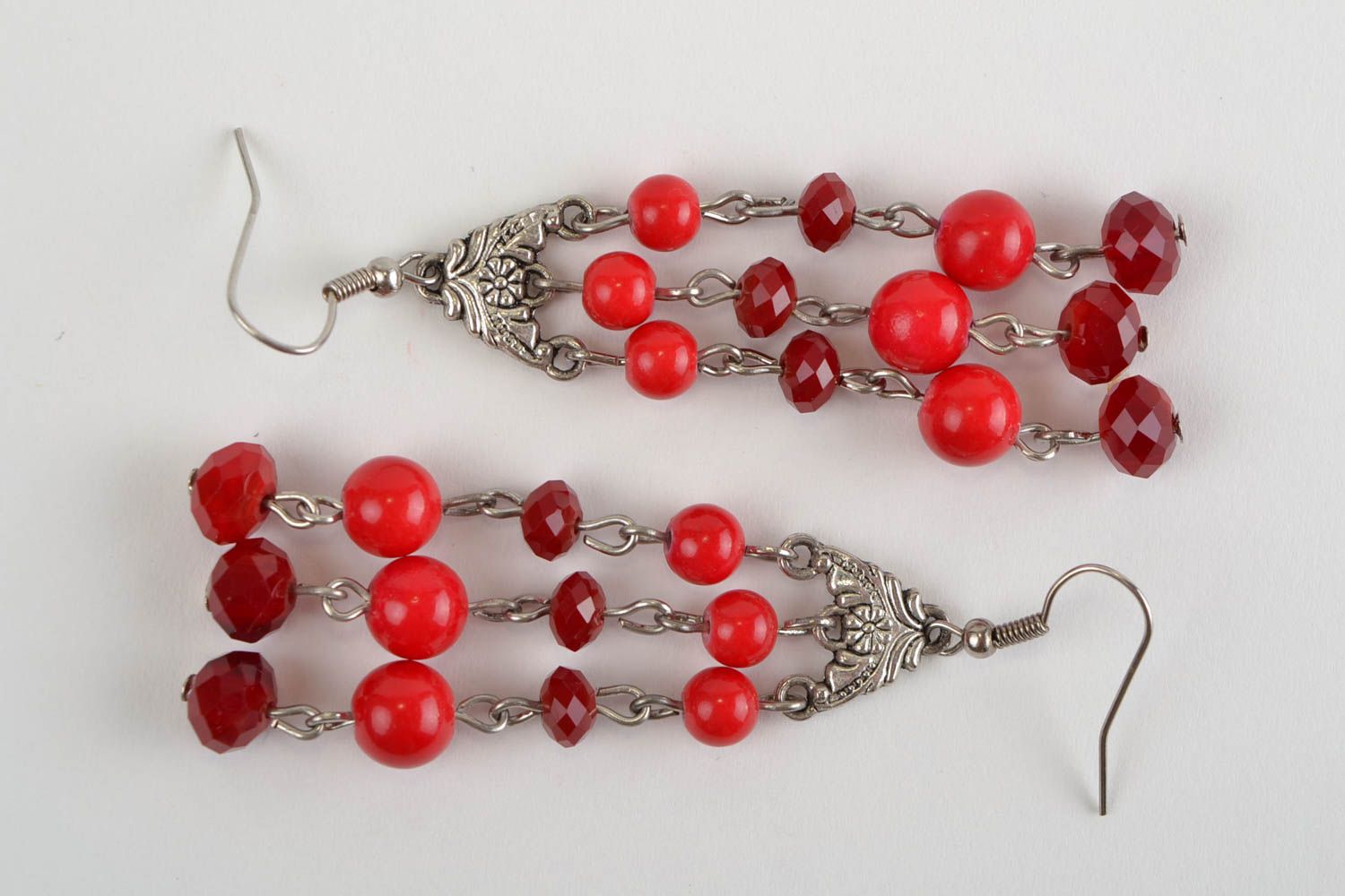 Boucles d'oreilles en verre tchèque et métal faites main pendantes rouges photo 3
