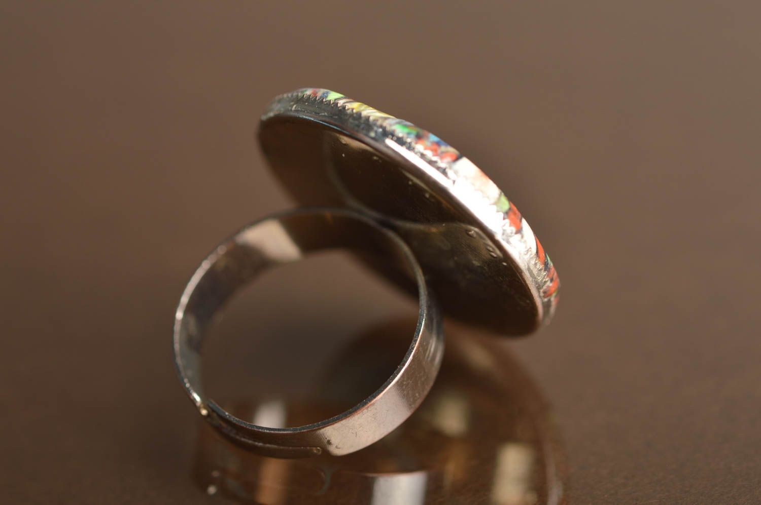 Кольцо и полимерной глиной с круглой шляпкой ручной работы разноцветное фото 3