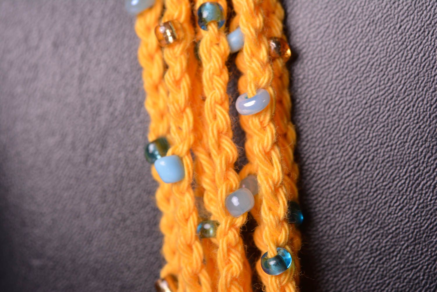 Колье ручной работы украшение из бусин колье из ниток вязаное с голубым цветком фото 5