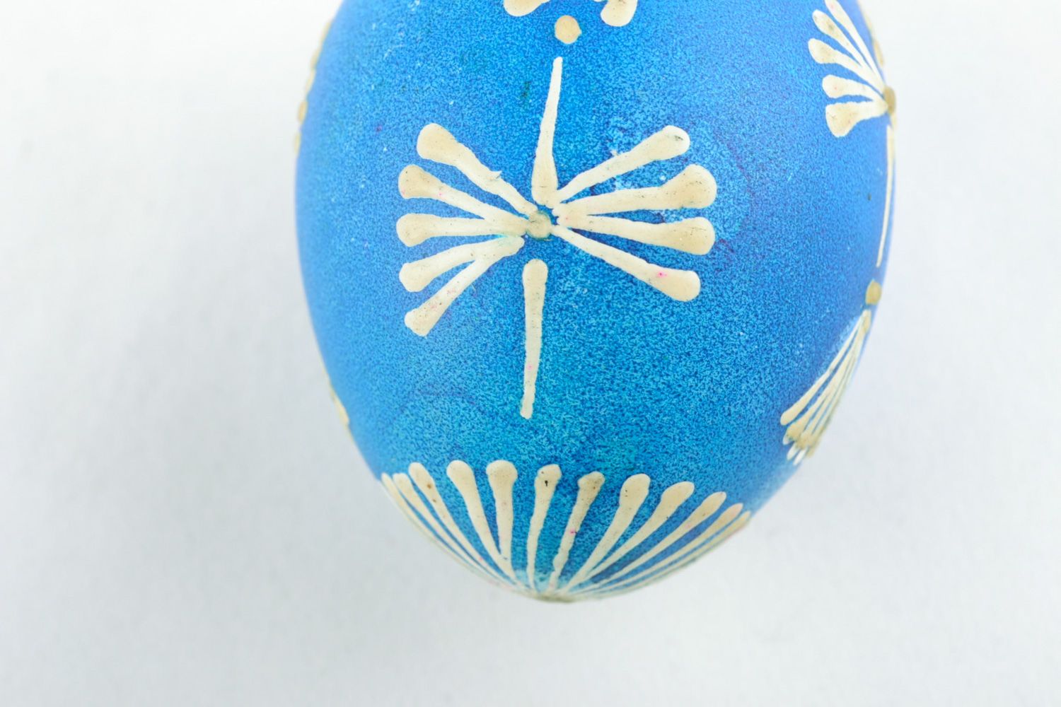 Œuf-écrit pyssanka faite main peint à la cire couleur bleue cadeau de Pâques photo 4