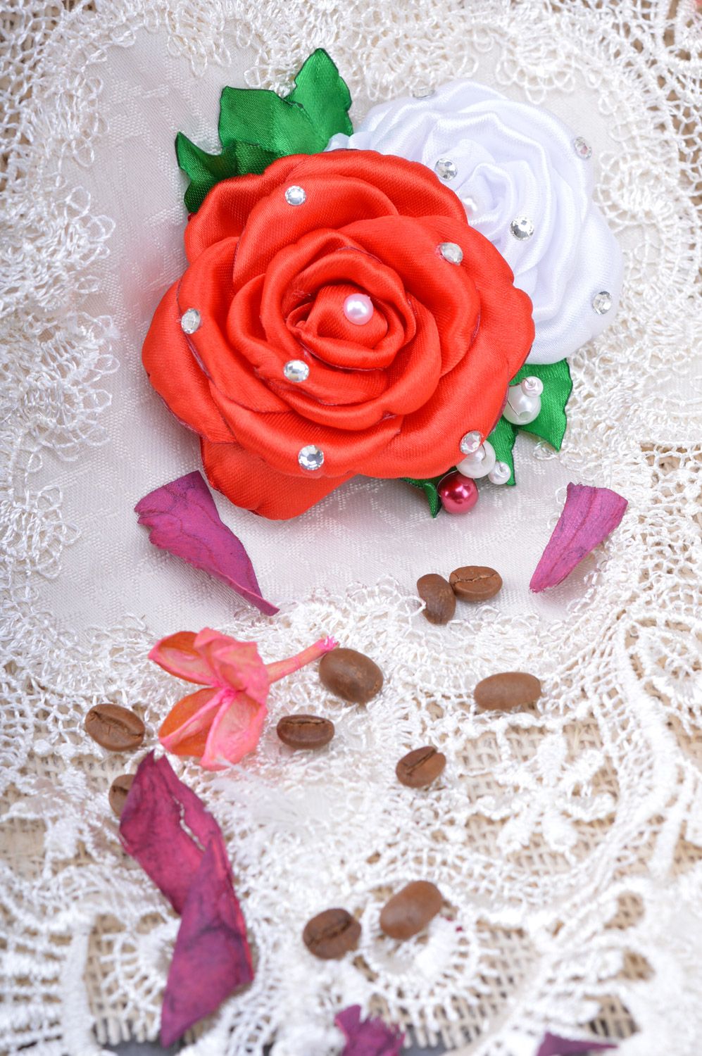 Handmade metallische Haarklemme mit Blume aus Altasbändern in Form von weißer und roter Rose foto 1
