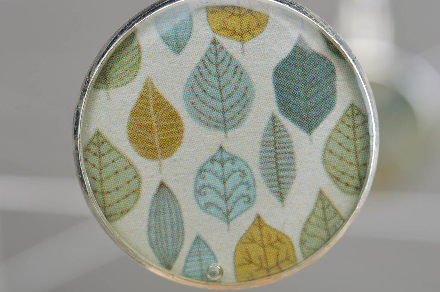 Runde Ohrringe aus Epoxidharz in Decoupage mit Blätternabbildung foto 3