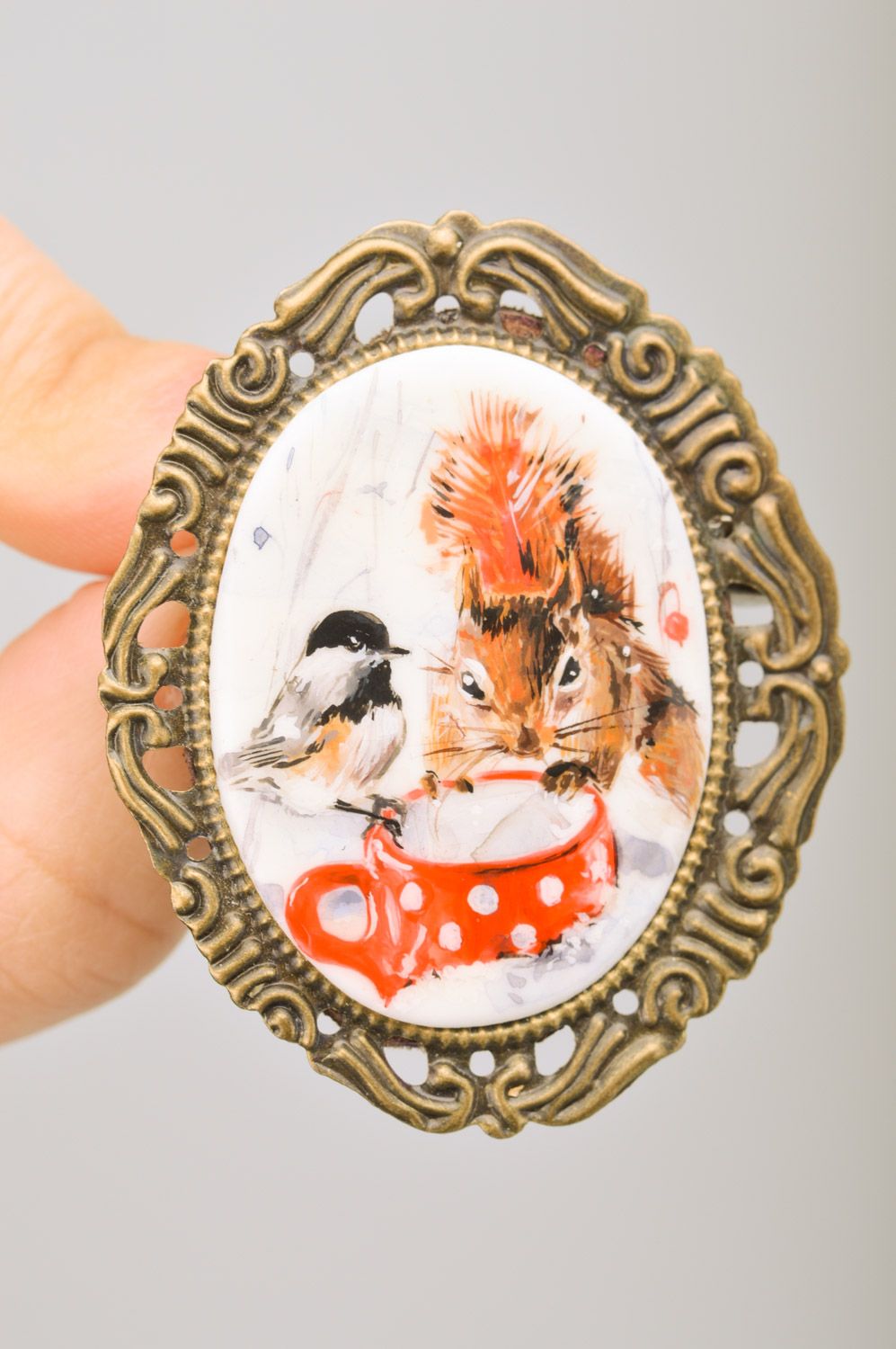Schöne handmade Brosche aus Metall mit miniatüreske Acryl Bemalung Eichhörnchen foto 3