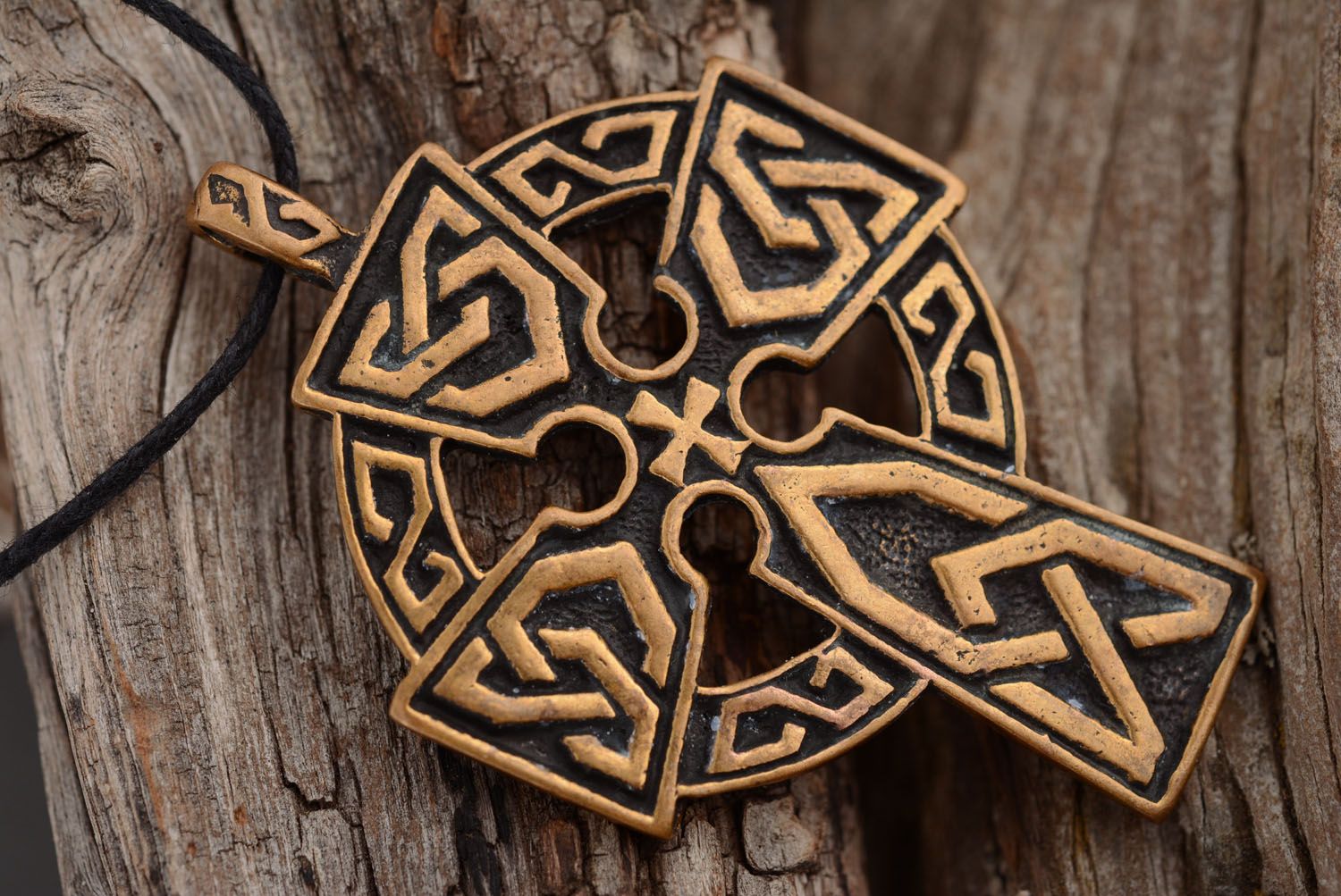 Bronze pendant in the shape of a Celtic cross photo 2