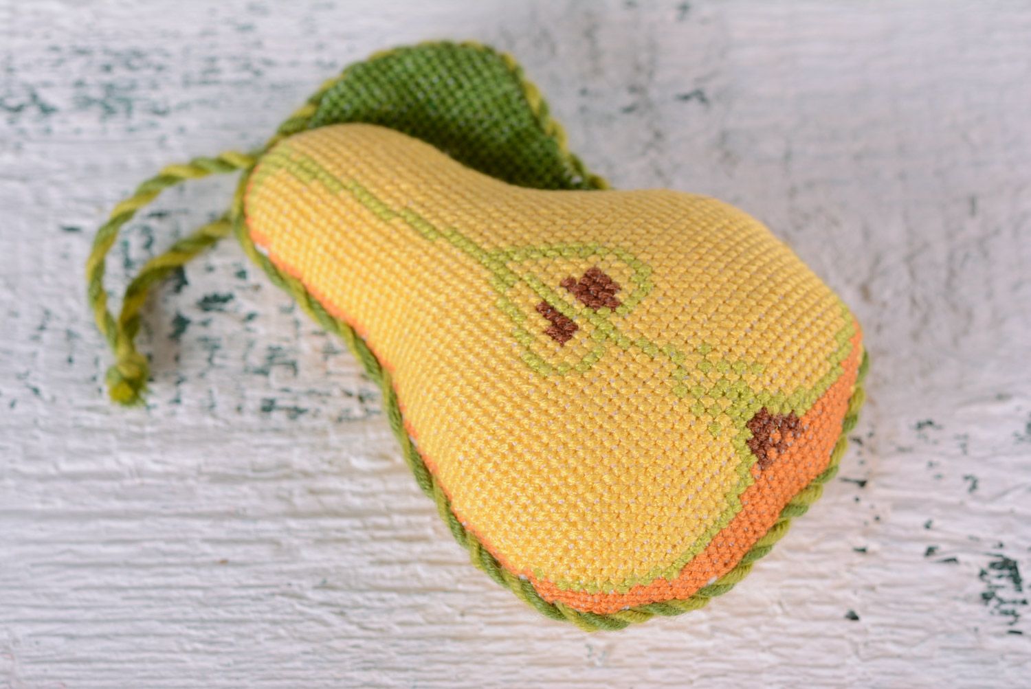 Мягкая игольница ручной работы в виде груши желтая с петелькой вышитая крестиком фото 1