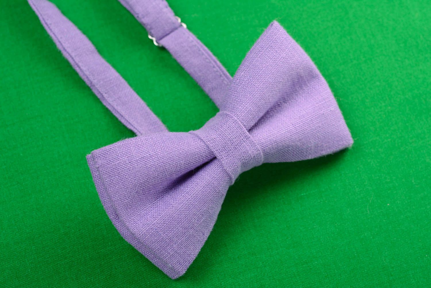Gravata borboleta de cor lilás feita de linho foto 3