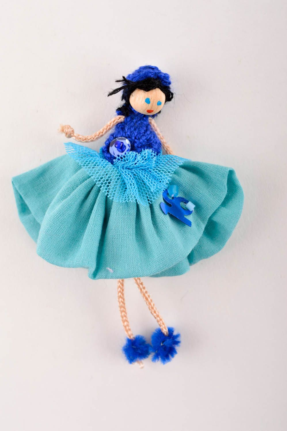 Broche fait main Bijou fantaisie textile Accessoire femme Poupée en bleu photo 2