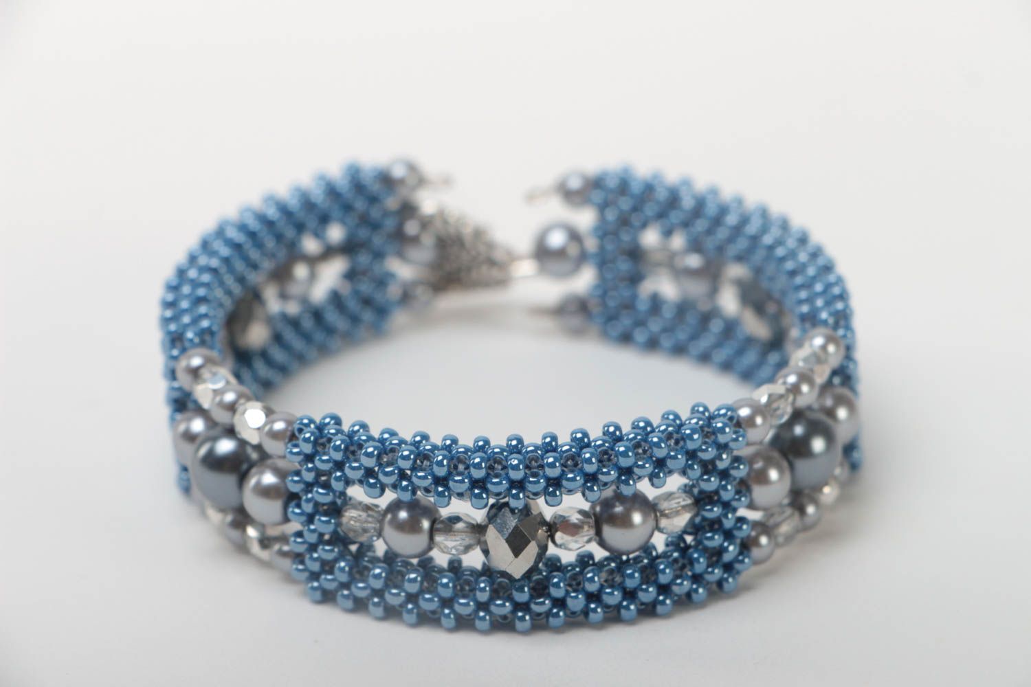 Hellblaues feines elegantes handgemachtes Armband aus Glasperlen und Metall foto 2