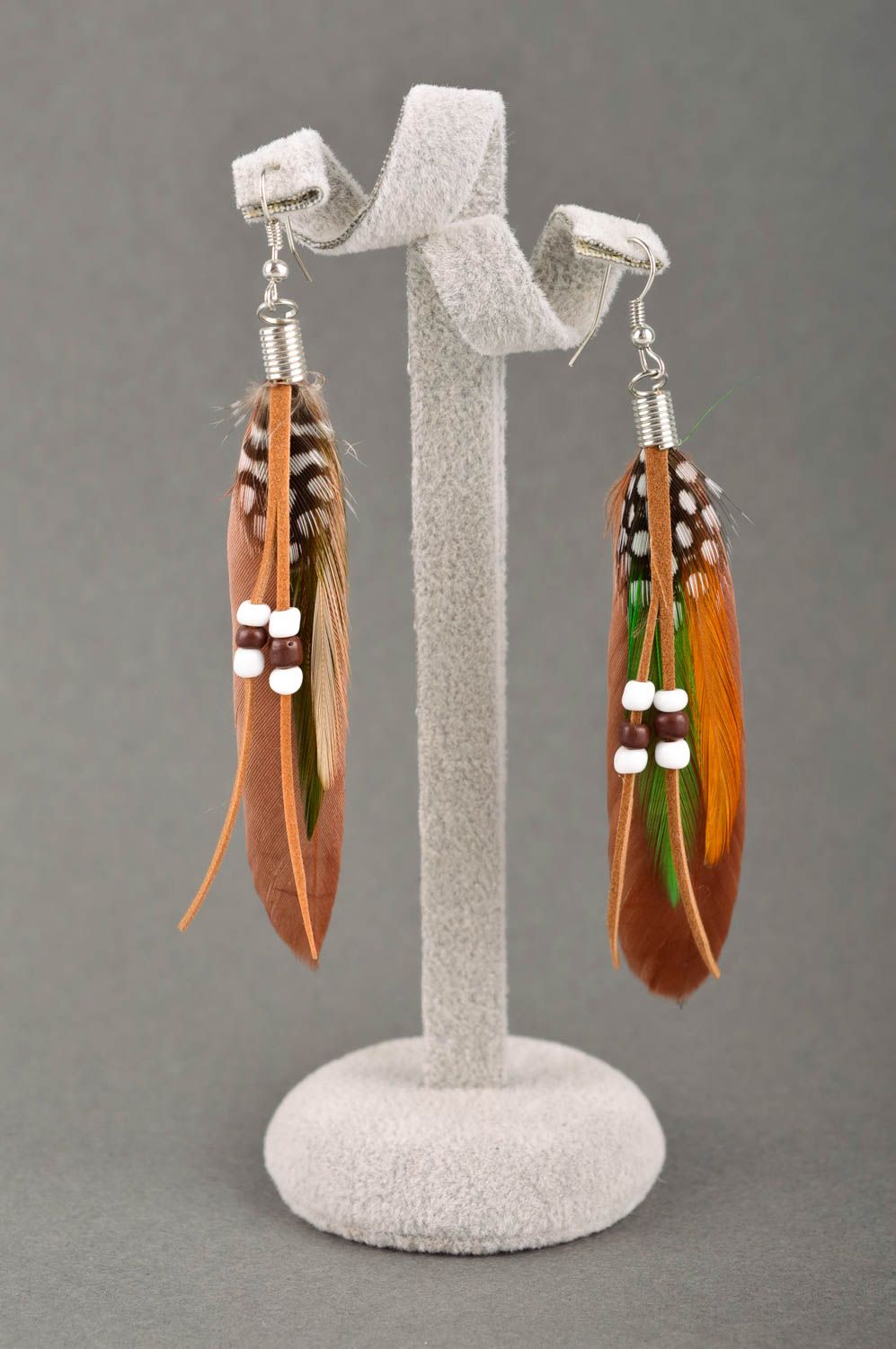 Серьги из перьев хэнд мэйд дизайнерское украшение коричневые серьги с подвесками фото 1
