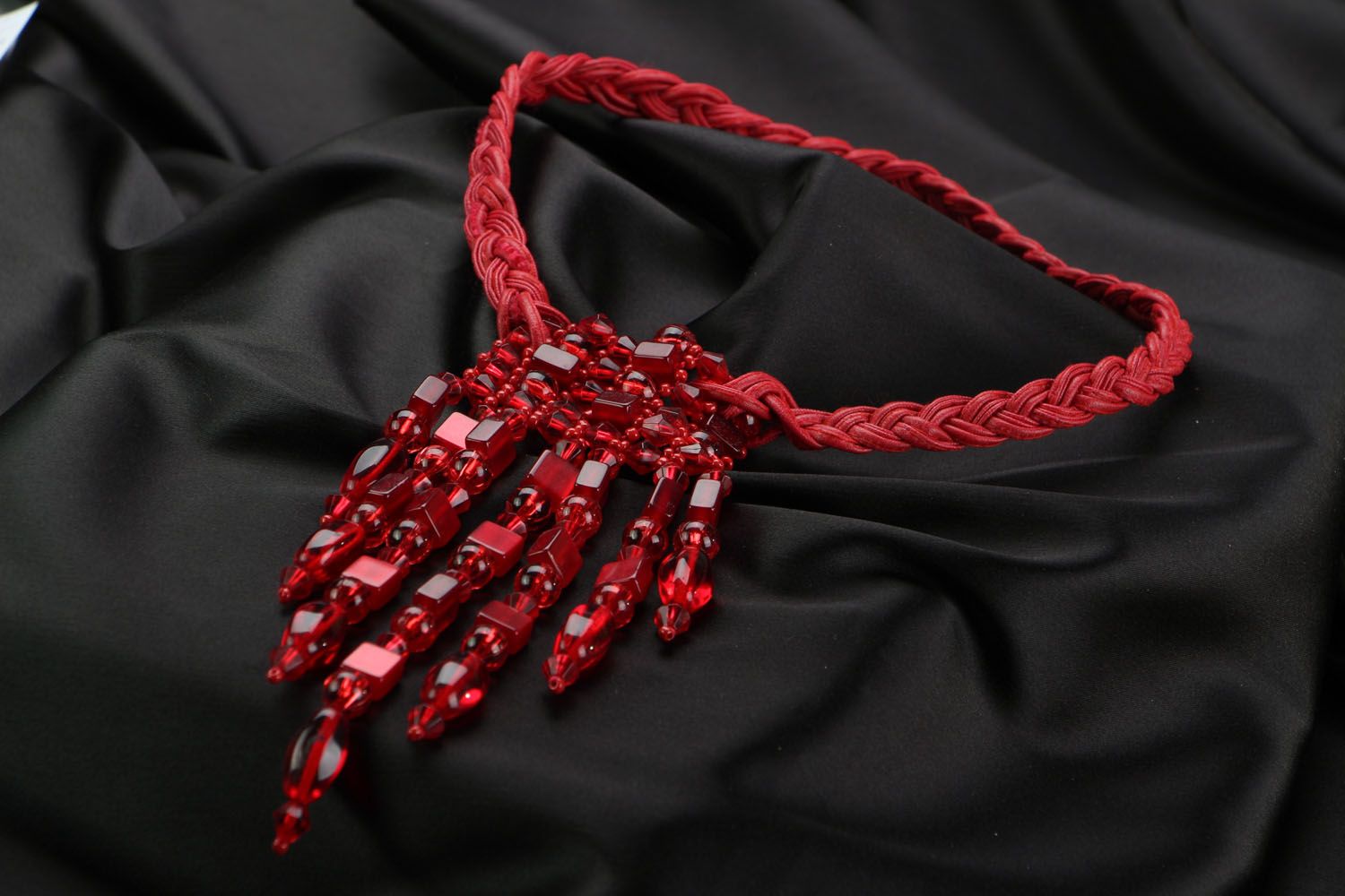 Red necklace photo 2