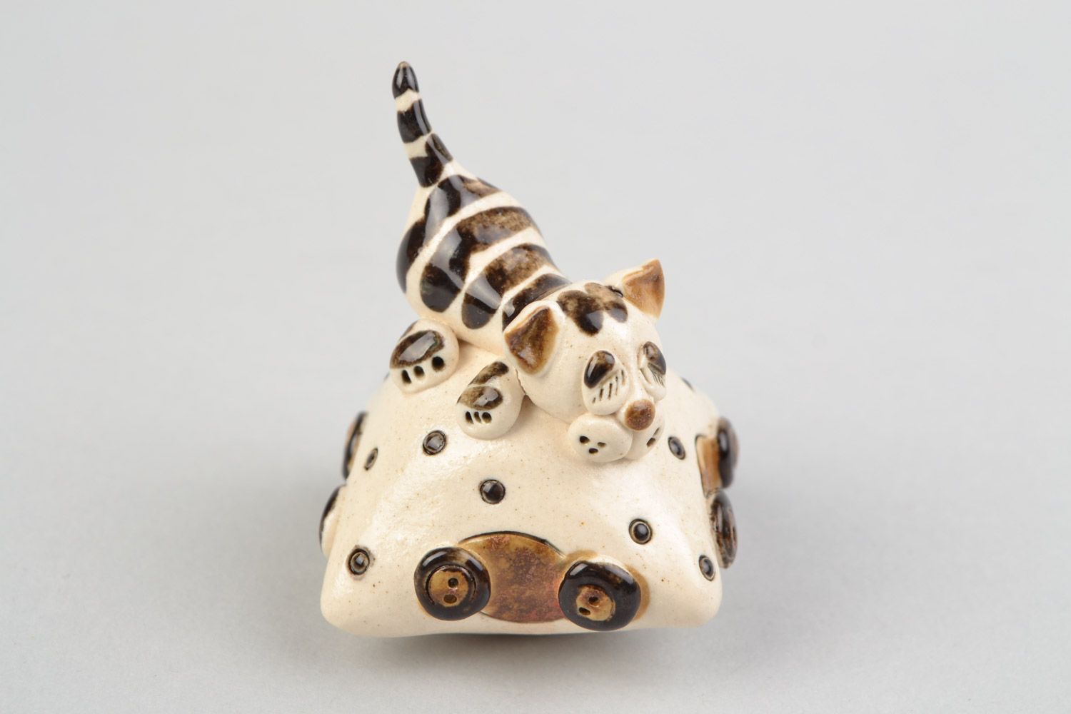 Figura de cerámica en miniatura hecha a mano gato sobre de una almohada   foto 1