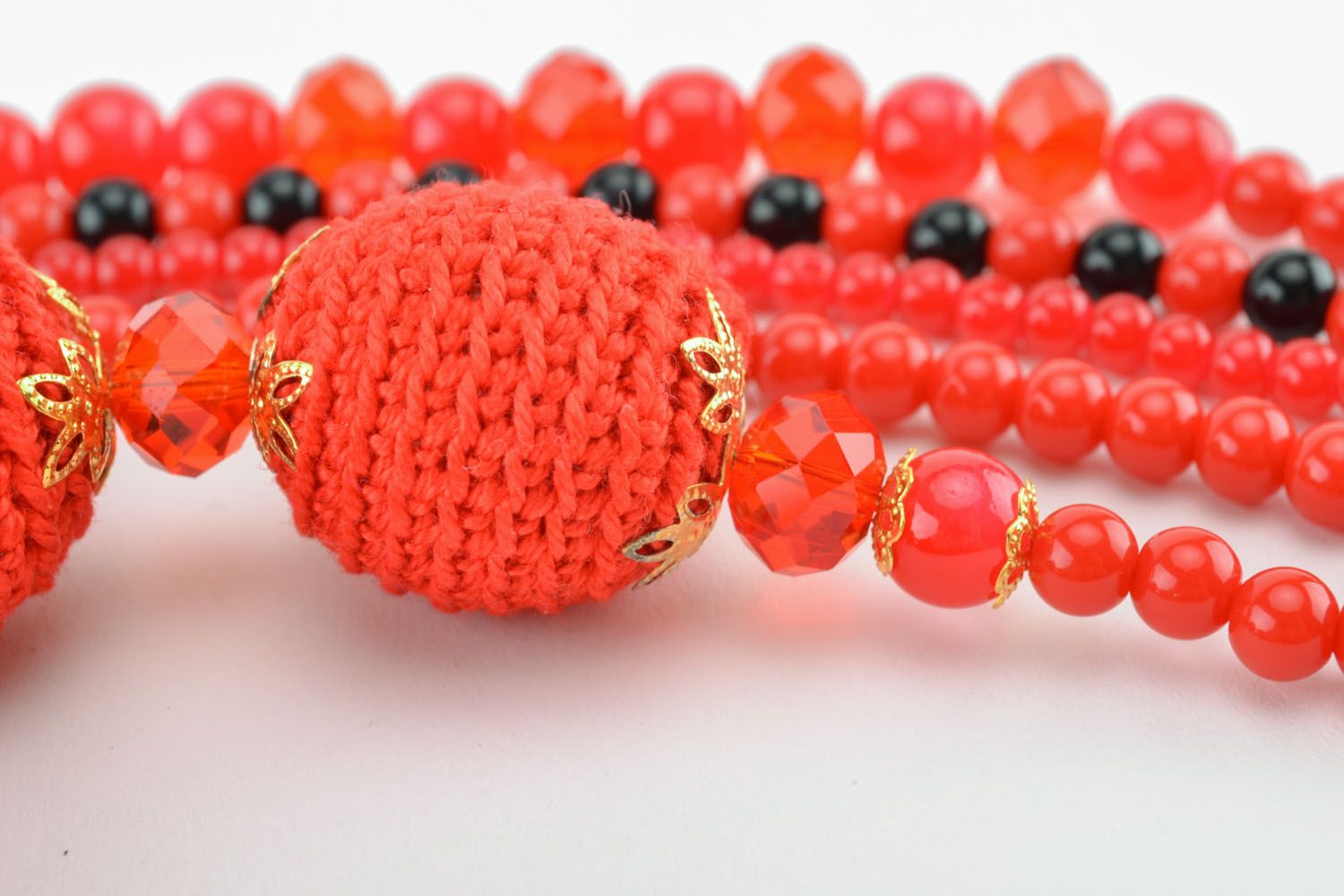 Beautiful red beaded necklace photo 5