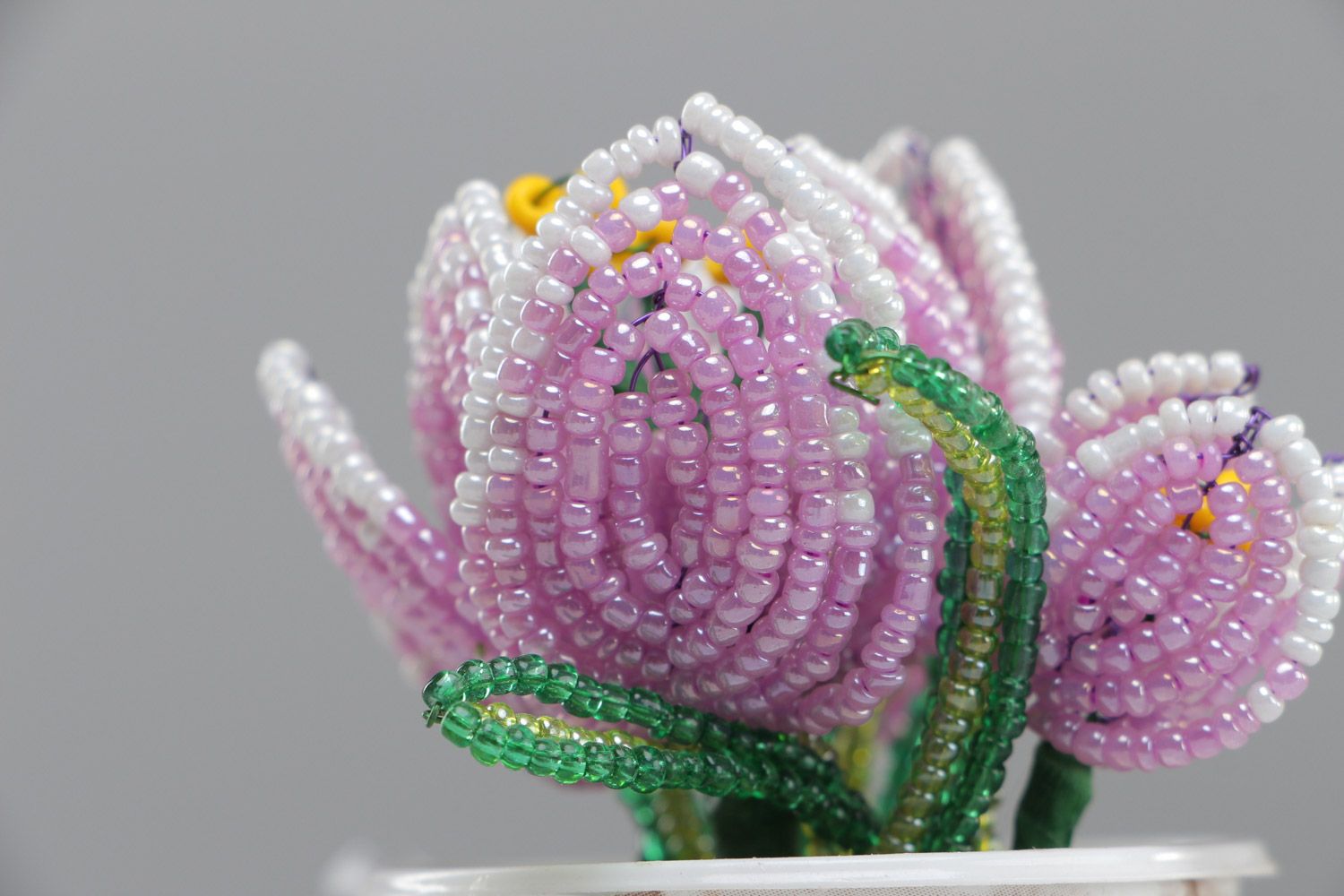Красивые цветы из китайского бисера сплетенные в виде фиолетовых крокусов фото 4