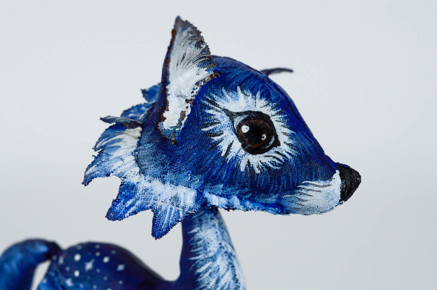 Тканевая игрушка ручной работы лис синаяя с белой росписью небольшая хэнд мейд фото 4