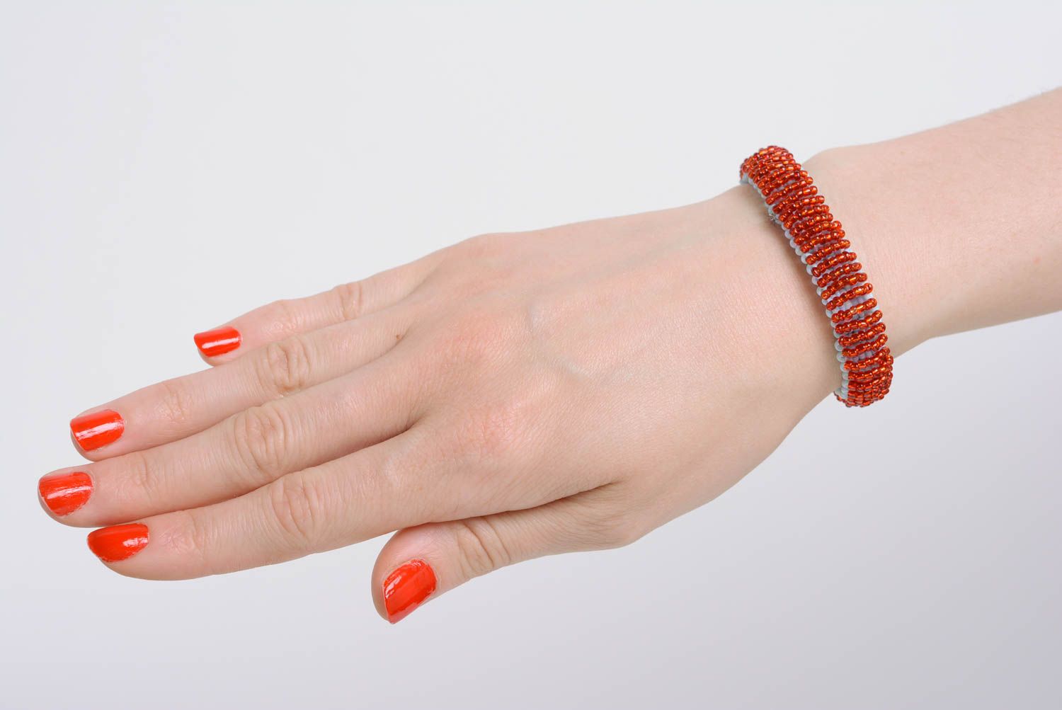 Handgemachtes doppelseitiges rot weißes Armband aus Glasperlen stilvoll  foto 4