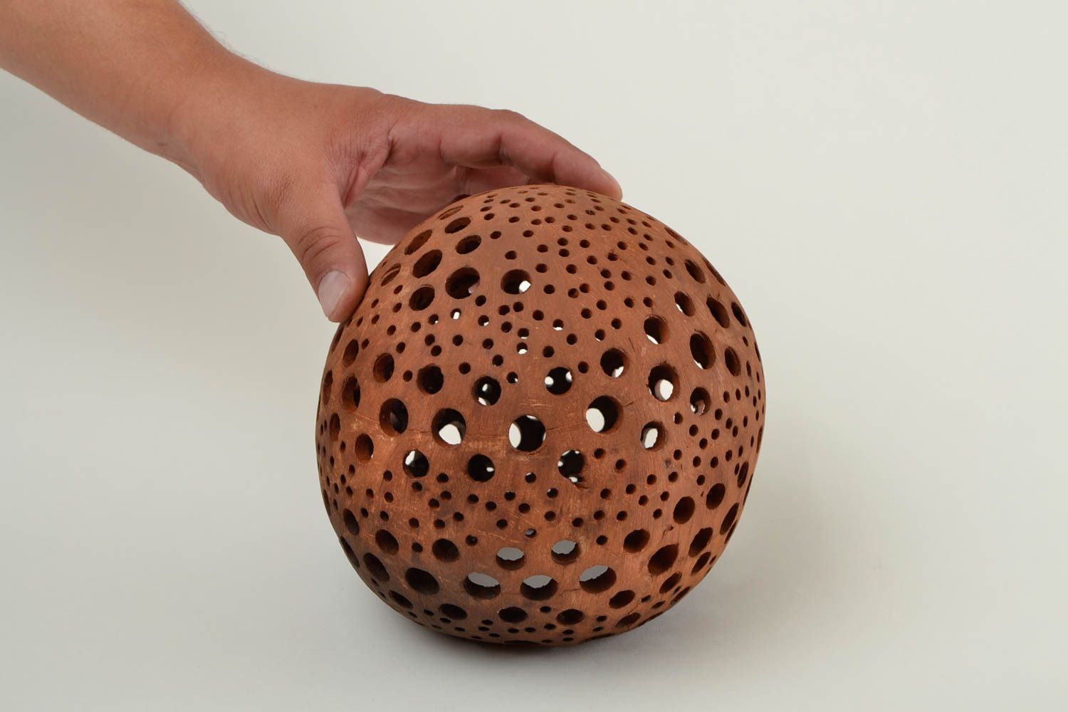 Керамический светильник подарок ручной работы подсвечник из глины в форме шара фото 2