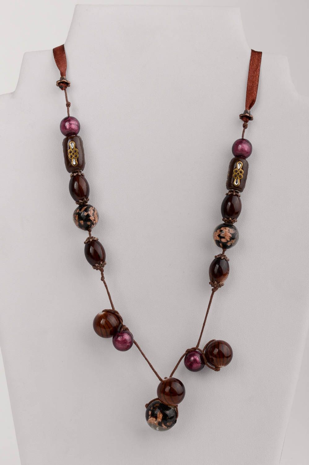Long collier en perles de plastique et verre fait main sur ruban en satin photo 1