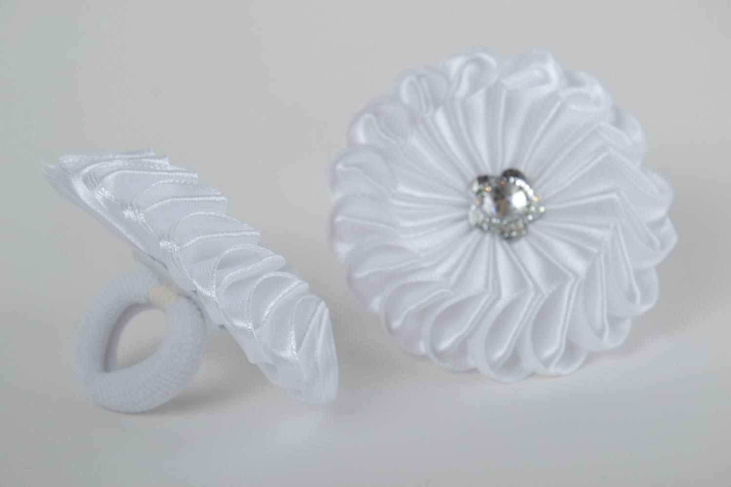 Weißes handmade Haargummis Set mit Blumen 2 Stück in Kanzashi Technik für Kind foto 2