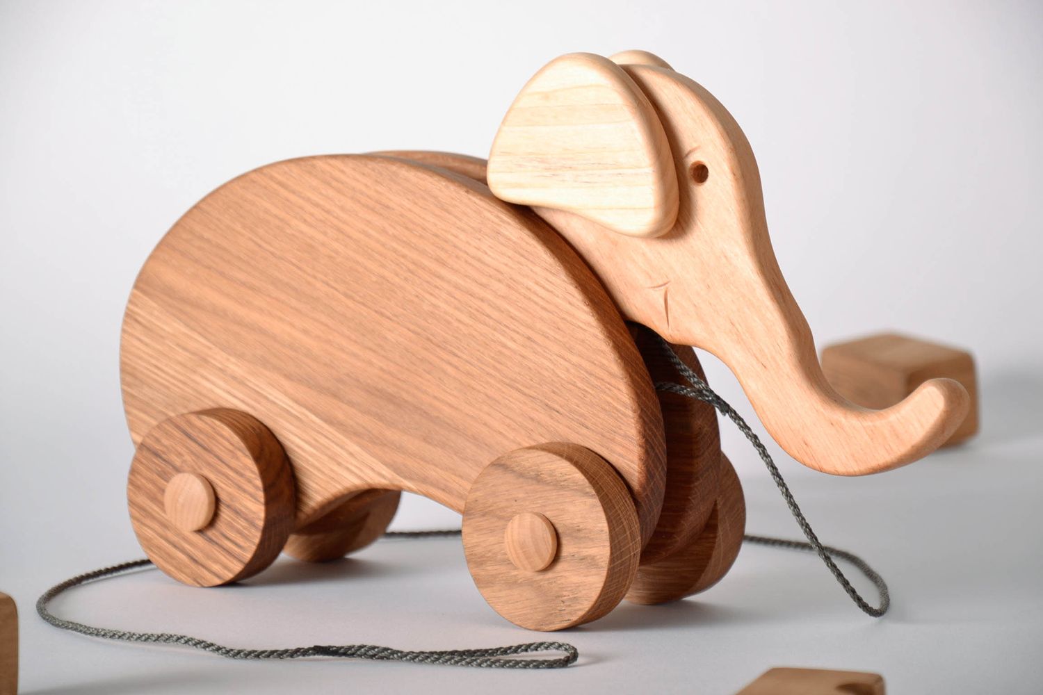 Wooden elephant on wheels photo 1