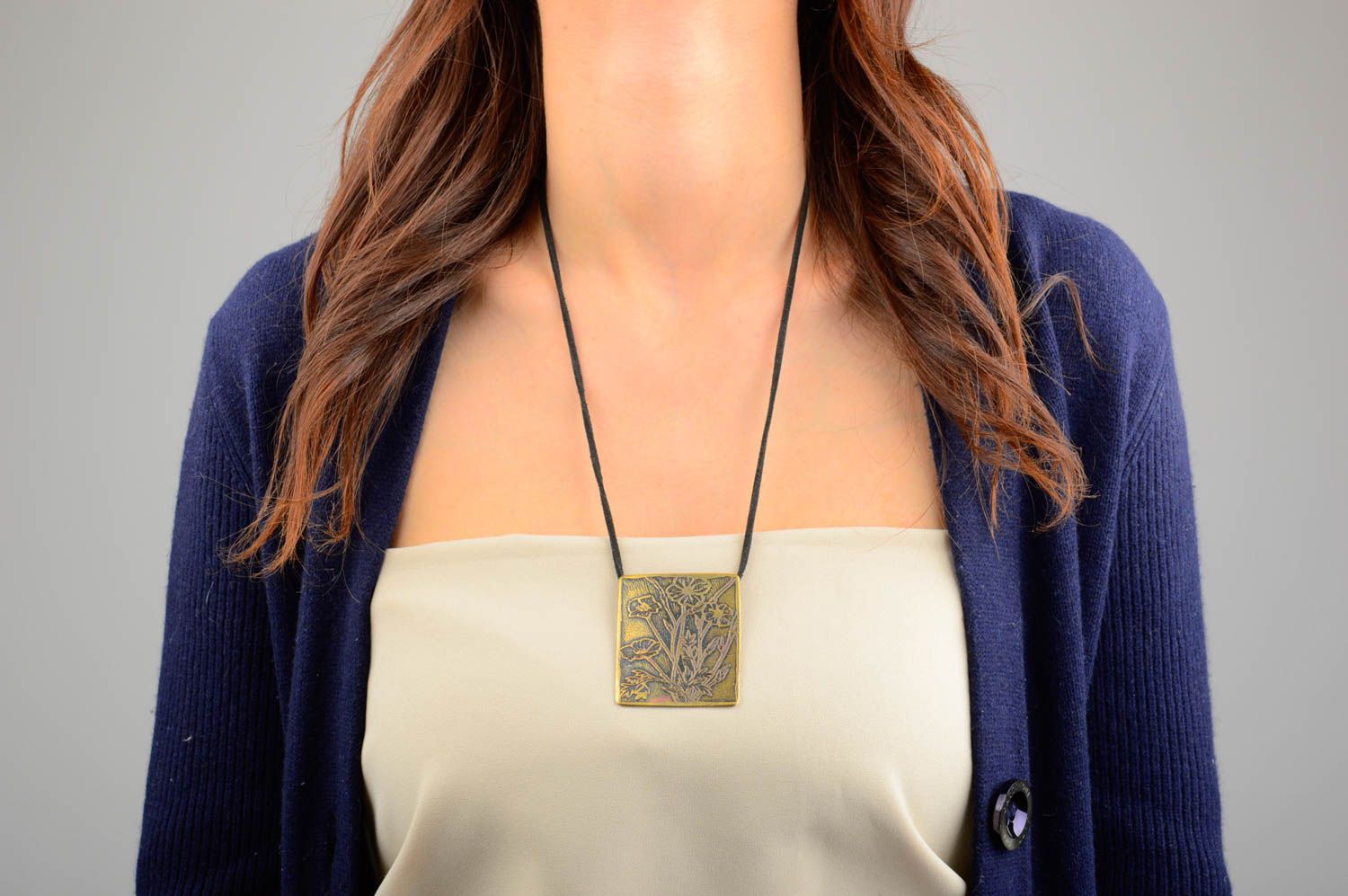 Pendentif laiton Bijou fait main métal cordon vernis Accessoire femme design photo 1