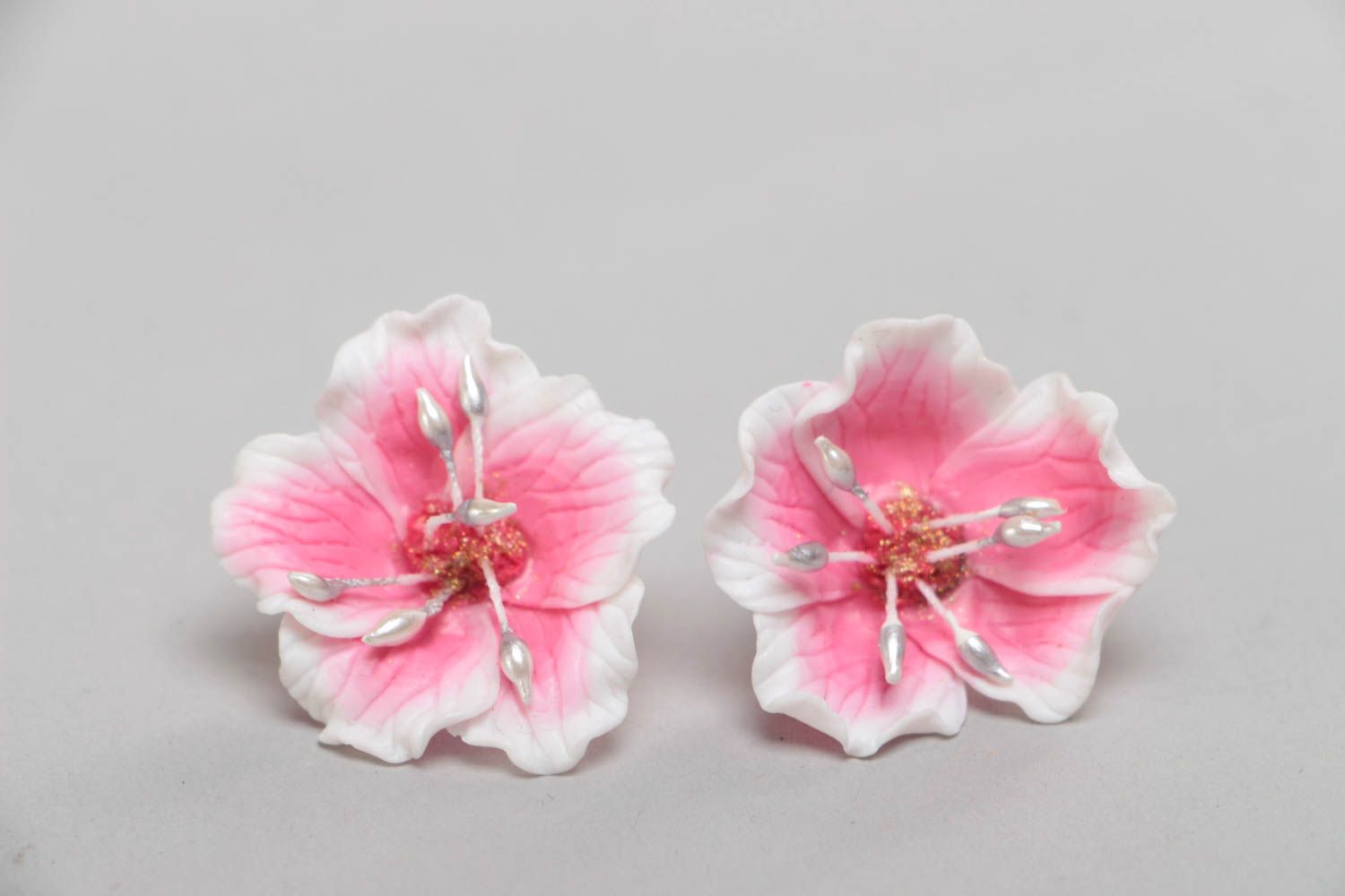Серьги из полимерной глины в виде вишневых цветов гвоздики ручной работы фото 2