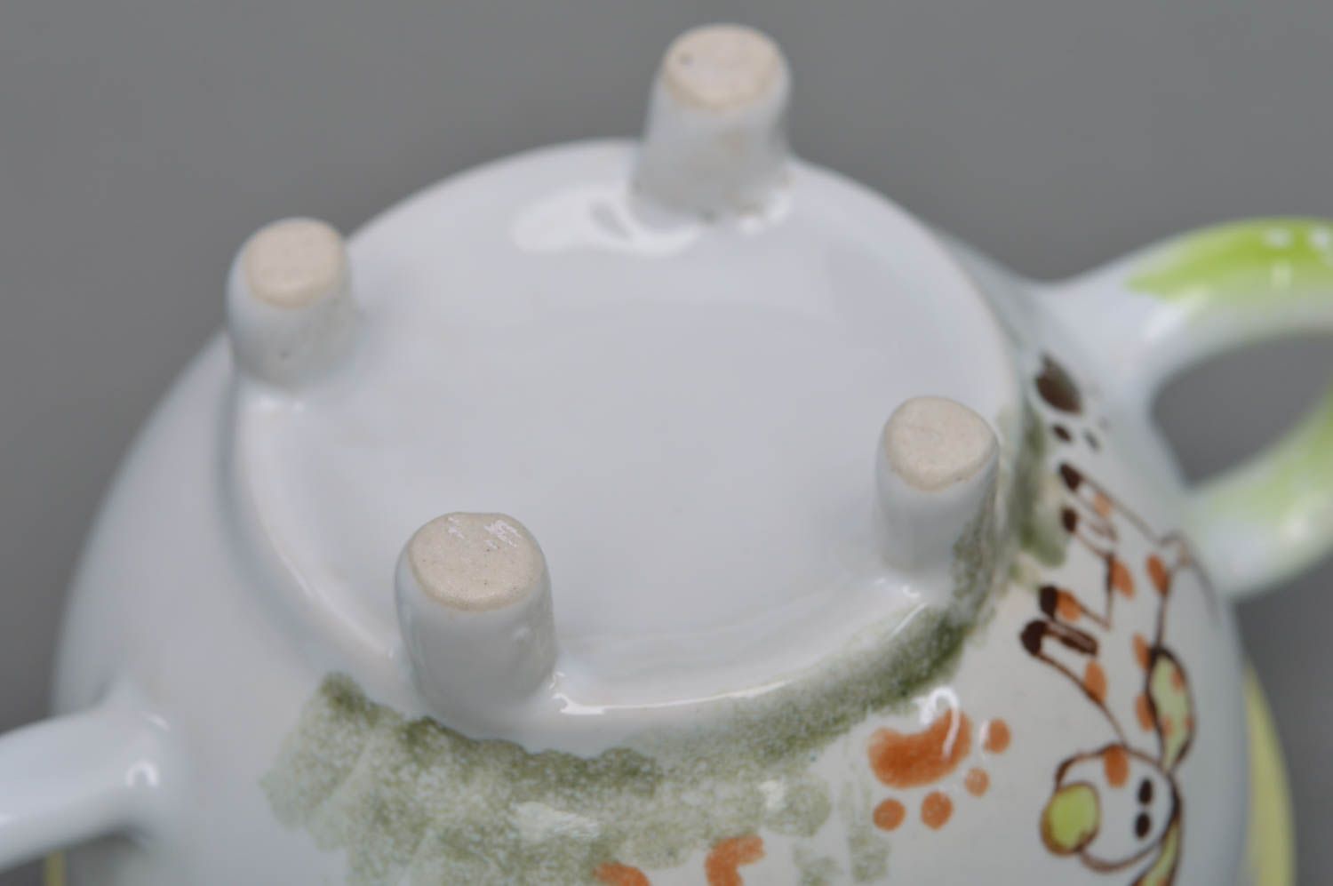 Taza de porcelana bonita clara para niño original y platillo artesanal foto 3