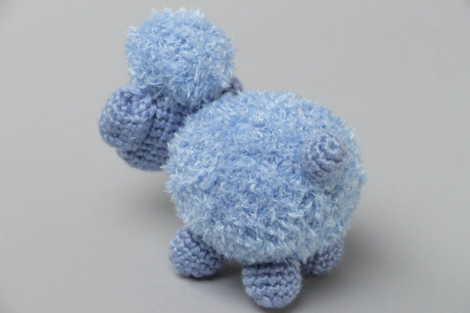 Мягкая вязаная игрушка овечка голубая красивая ручной работы для дома и детей фото 4