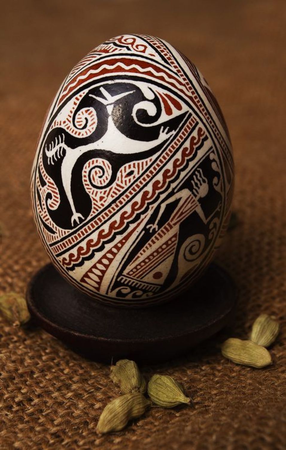 Oeuf de Pâques peint de colorants d'aniline fait main motifs ethniques photo 1