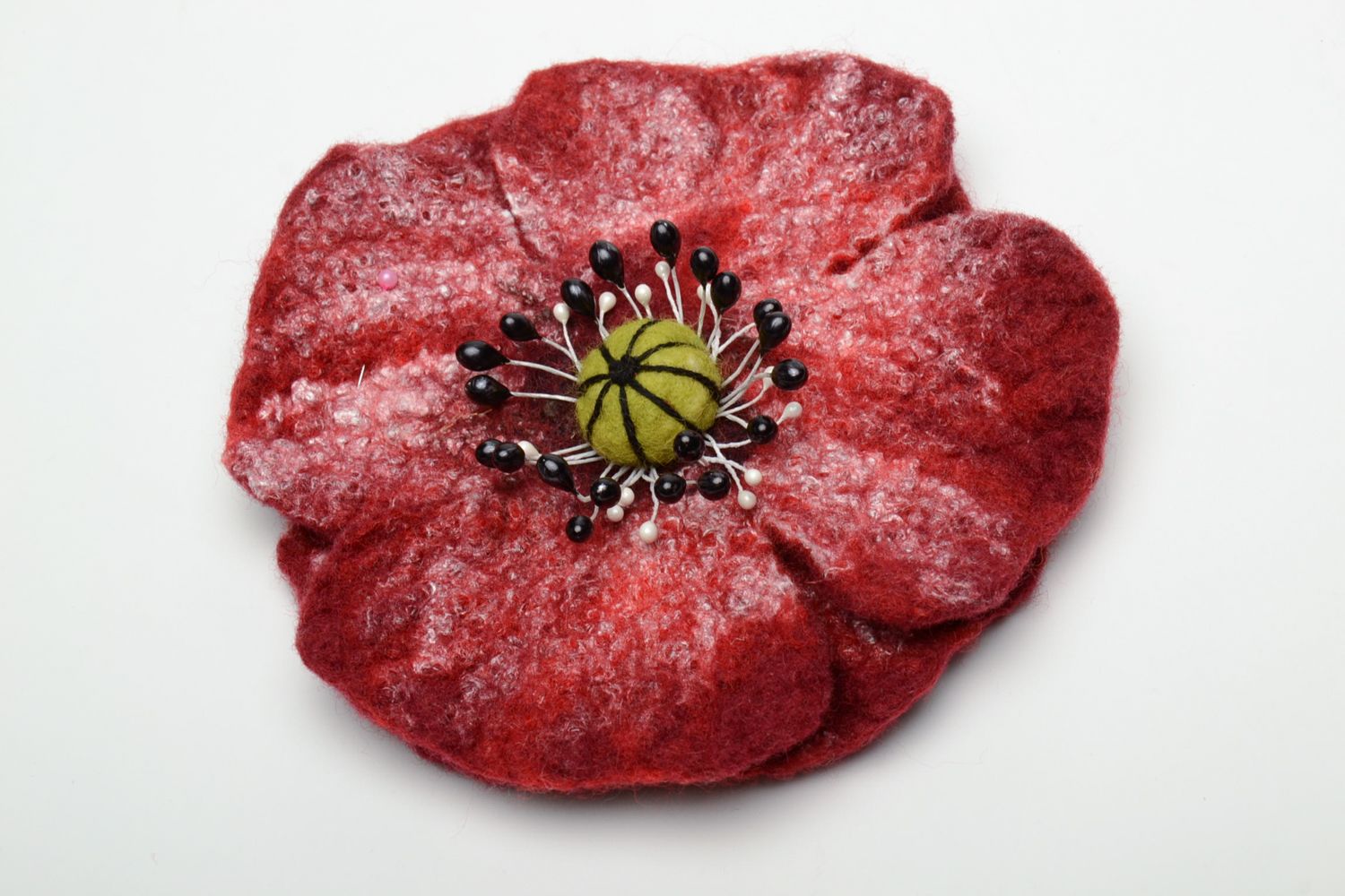Broche de lana de fieltro con forma de flor roja foto 4