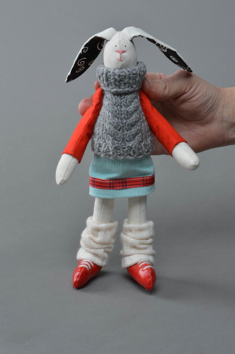 Handgemachtes exklusives Kuscheltier aus Baumwolle Häsin in Beinstulpen für Mädchen foto 1