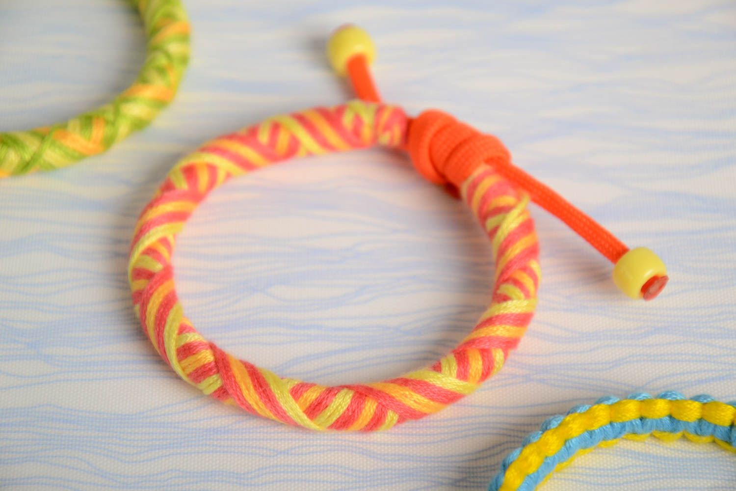 Плетеный браслет из американского шнурка паракорда хэнд мэйд оранжево-желтый фото 1