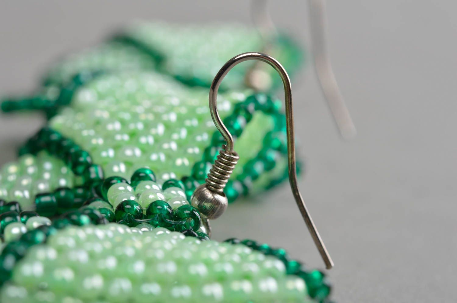 Boucles d'oreilles noeuds en perles de rocaille vertes faites main de créateur photo 4