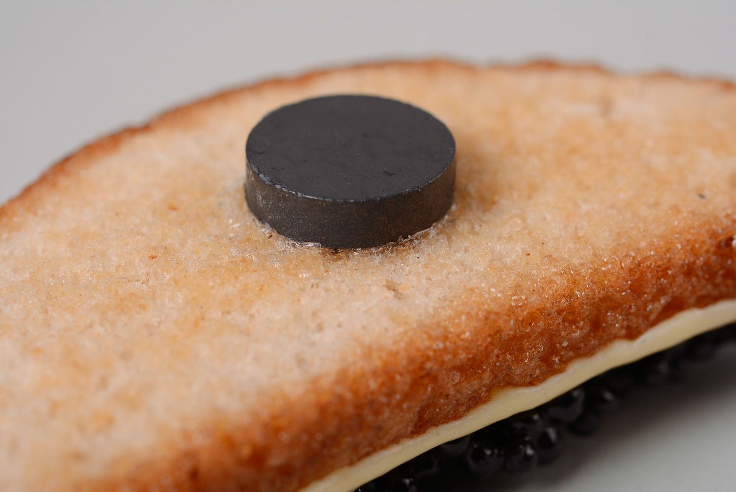 Imán para la nevera hecho de arcilla polimérica con forma de bocadillo con caviar  foto 2