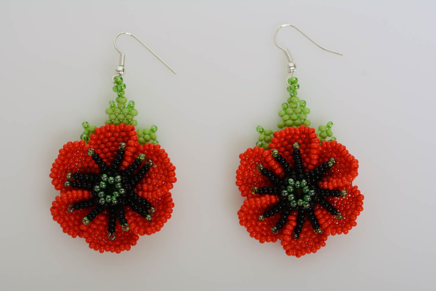 Rote handgemachte Glasperlen Ohrringe Blumen geflochten in Form von Mohnblumen  foto 4